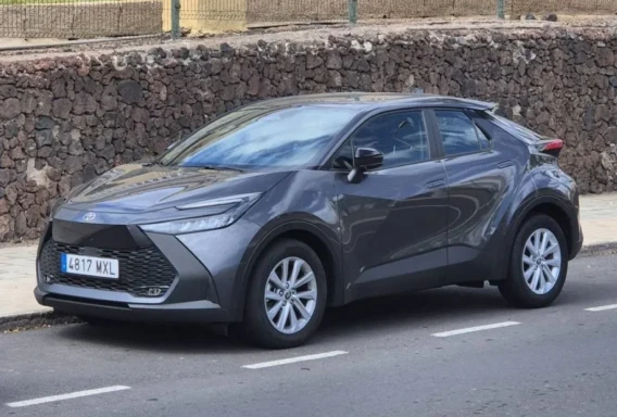 Toyota C-HR Hybrid (Automat, 1.8 L, 5 míst)