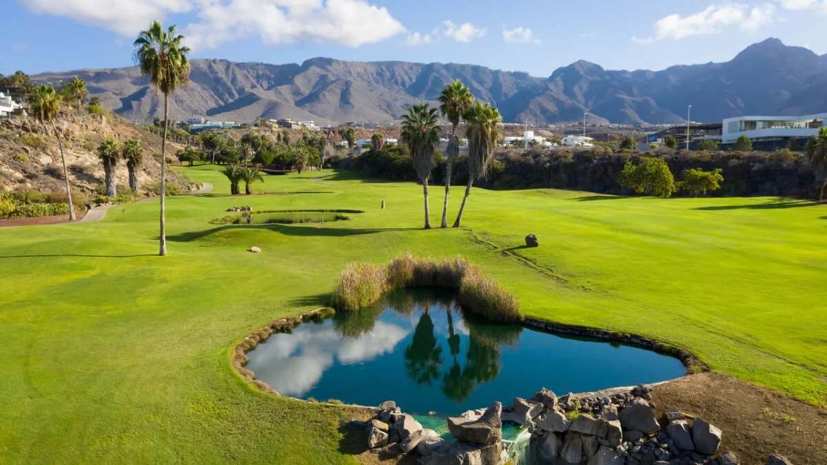 Golfová hřiště na Tenerife: Průvodce pro nadšence do golfu s dírami na jednom místě